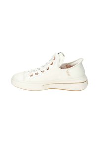 Weiße Ledersneaker mit runder Spitze, flacher Sohle und roségoldenen Ösen. Texturiertes Obermaterial, gepolsterter Schaft und dezente Markenkennzeichnung an der Seite.