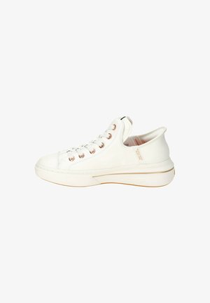 Weiße Ledersneaker mit runder Spitze, flacher Sohle und roségoldenen Ösen. Texturiertes Obermaterial, gepolsterter Schaft und dezente Markenkennzeichnung an der Seite.