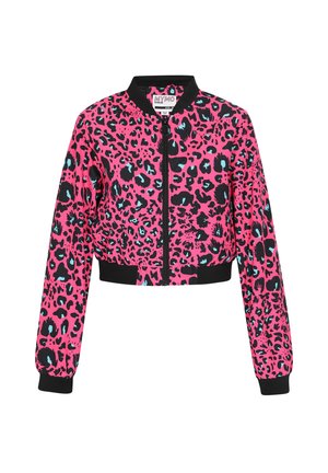 Afkortet bomberjakke i lys pink med et sort og turkist leopardmønster. Den har lynlås foran og sorte ribbede manchetter og kant.