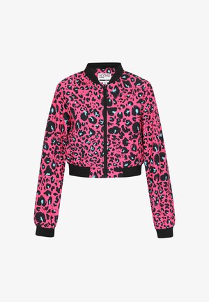 Krótkia kurtka bomber w jaskrawym różu z czarno-turkusowym wzorem w panterkę. Posiada zamek z przodu oraz czarne ściągacze na mankietach i na dole.