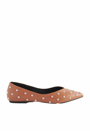 Ballerines en simili cuir marron avec un bout pointu, décorées de clous argentés sur le dessus. Semelle plate et doublure intérieure noire.