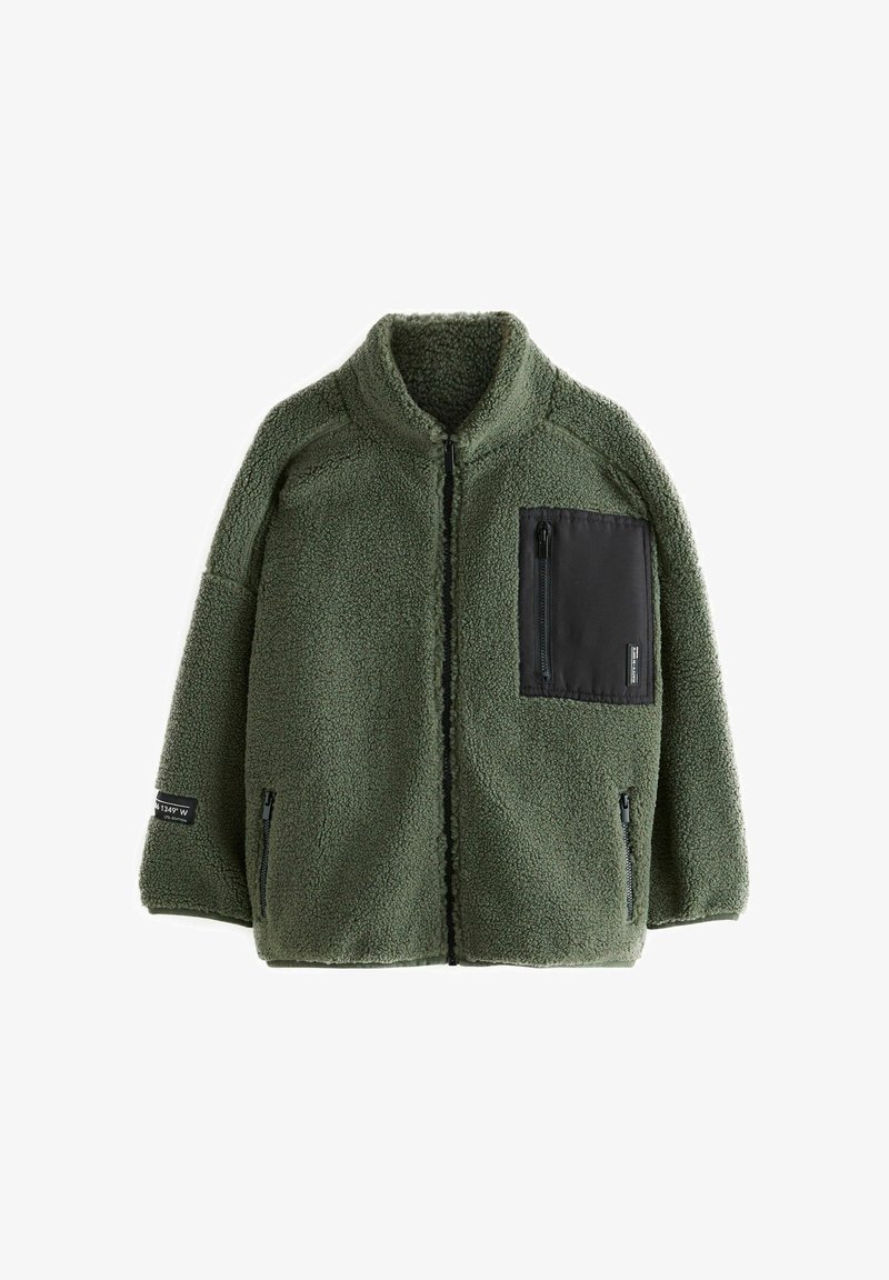 Fleecejacke in Olivgrün mit hohem Kragen, Reißverschluss-Brusttasche und zwei Vordertaschen. Strukturierter Stoff mit weicher Oberfläche.