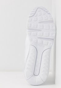 Semelle de sneaker Nike Air Max blanche vue de dessous avec un motif de bande de roulement texturé et un logo Nike visible.