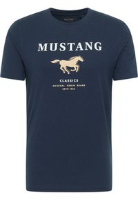 Námořnická modrá bavlněná trička s kulatým výstřihem, s bílým textem "MUSTANG" a grafiku běžícího koně v béžové barvě. Klasický design.