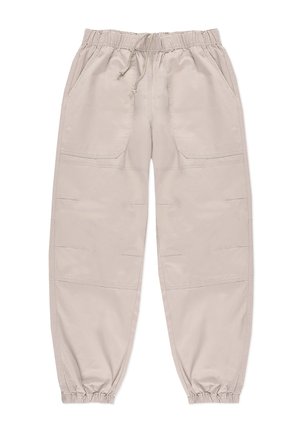 Beżowe spodnie z elastycznym pasem i sznurkiem, dwa przednie kieszenie oraz elastyczne mankiety. Materiał wydaje się gładki z delikatnym połyskiem.