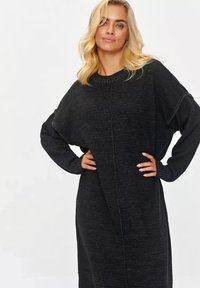 Makadamia LUŹNYM KROJU czarny