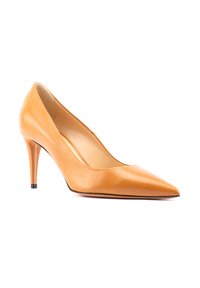 Scarpa con tacco alto a punta in pelle color beige con finitura liscia, dotata di un sottile tacco stiletto e un sottile accento nero sulla suola.