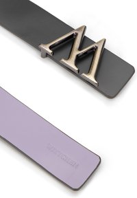 Cinturón de cuero gris con una destacada hebilla metálica en forma de "M", con un reverso liso en lavanda estampado con "WITTCHEN."