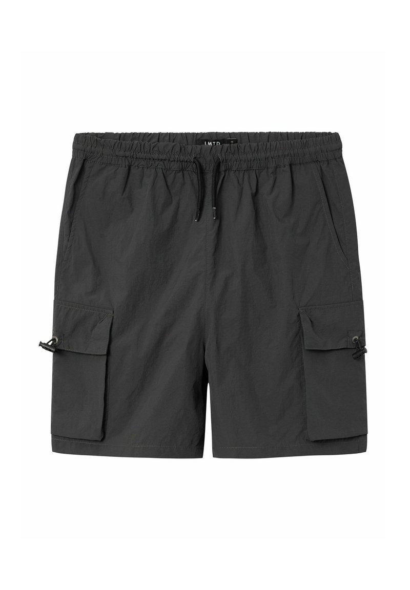 Svarta cargoshorts i lättviktig tyg, med elastisk midja, snörning och två sidofickor med klaff.