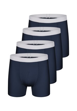Vier marineblauwe herenboxers met witte elastische taillebanden, gerangschikt in een verspringende rij op een witte achtergrond.