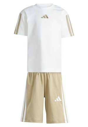 Camisa blanca de manga corta con rayas beige y logo, combinada con pantalones cortos beige con rayas laterales blancas y un logo blanco.