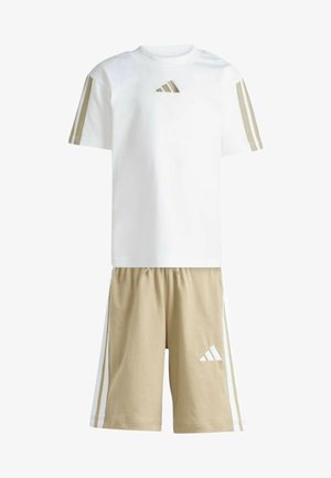 Camisa blanca de manga corta con rayas beige y logo, combinada con pantalones cortos beige con rayas laterales blancas y un logo blanco.