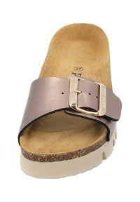 Sandale à enfiler avec une large sangle taupe brillante, boucle dorée et une semelle en liège contournée avec une base de couleur claire et un semelle texturée.