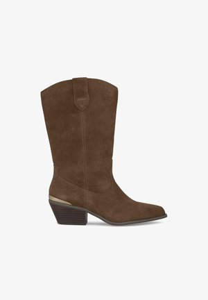 Bruine suede western-stijl laars met een puntige neus, middelhoge schacht en een gestapelde hak. Beschikt over een decoratieve treklus aan de bovenkant.