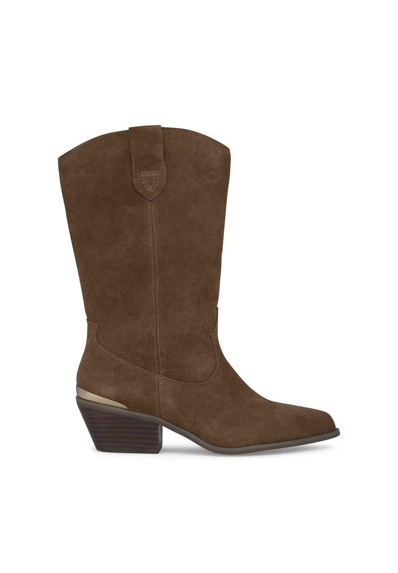 Bota western de ante marrón con punta afilada, caña de altura media y tacón apilado. Presenta una tira decorativa en la parte superior.