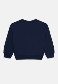 Marineblauer Langarm-Sweatshirt mit geripptem Rundhalsausschnitt, Ärmelsäumen und Saum, von hinten auf einem weißen Hintergrund gezeigt.