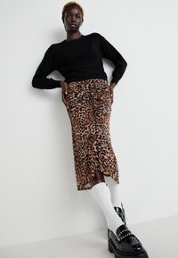 Noisy May NMELIF OVERLOCK CALF SKIRT - Pieštukinis sijonas - black