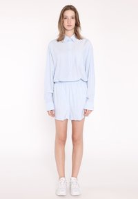 Glamorous STRIPE SIDE SPLIT SHORTS - Shorts - light blue stripe