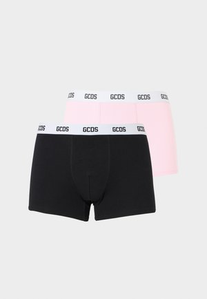 Due paia di boxer da uomo, uno nero e uno rosa chiaro, entrambi con elastici bianchi in vita con il logo "GCDS" nero.