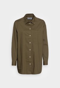 Camisa de botão de manga longa na cor verde-oliva, feita de um tecido suave, com colarinho pontudo, bolso frontal e botões brancos.
