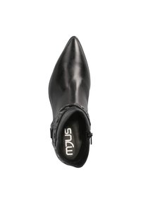 Bota de cuero negro hasta el tobillo con punta afilada y cremallera lateral, con tachuelas decorativas alrededor de la zona del tobillo y una textura suave y brillante.
