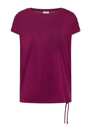 Magenta kortærmet dametop med rund hals, rynkede stofdetaljer på skuldrene og justerbar snor i venstre kant.