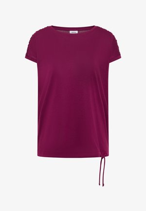 Top femenino de manga corta color magenta con cuello redondo, detalles de tela fruncida en los hombros y lazo ajustable en el dobladillo izquierdo.