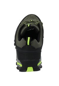 Herren-Laufschuh, dunkelgrüner Mesh-Oberkörper, schwarze Akzente, neongrüner Fersenbereich und Schnürsenkel, strukturierte Sohle für besseren Halt, gepolsterter Innenraum.