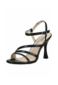 Sandal de tacón alto negro tipo slingback con múltiples correas delgadas. Presenta una puntera cuadrada y una plantilla texturizada, diseñada para un ajuste seguro.