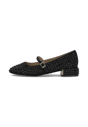 Zapato Mary Jane negro con tacón bajo de bloque cubierto de pequeñas tachuelas negras y una correa con hebilla en la parte superior.