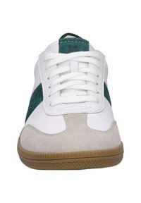 Baskets blanches avec des accents en cuir suédé vert et un bout en cuir suédé gris clair. Elles possèdent des lacets plats et une semelle en caoutchouc texturée.