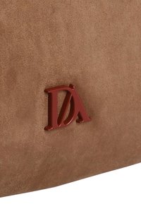 Bolso de ante marrón con un destacado logo "DA" rojo y brillante. El material tiene una textura suave y un acabado liso y mate.