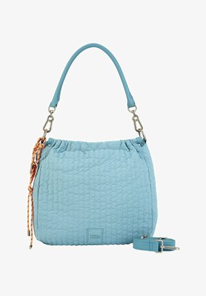 Sac à main matelassé bleu clair avec une poignée courte, un cordon orange et une longue bandoulière amovible placée à côté.