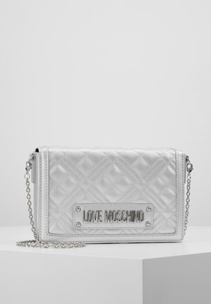 Mała srebrna pikowana skórzana torebka na ramię z łańcuszkowym paskiem i metalową plakietką z logo "LOVE MOSCHINO" na przedniej klapce.