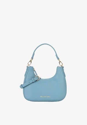 Sac à bandoulière en cuir bleu clair avec une forme incurvée, des éléments en métal doré et une sangle ajustable. Logo embossé : "VALENTINO."