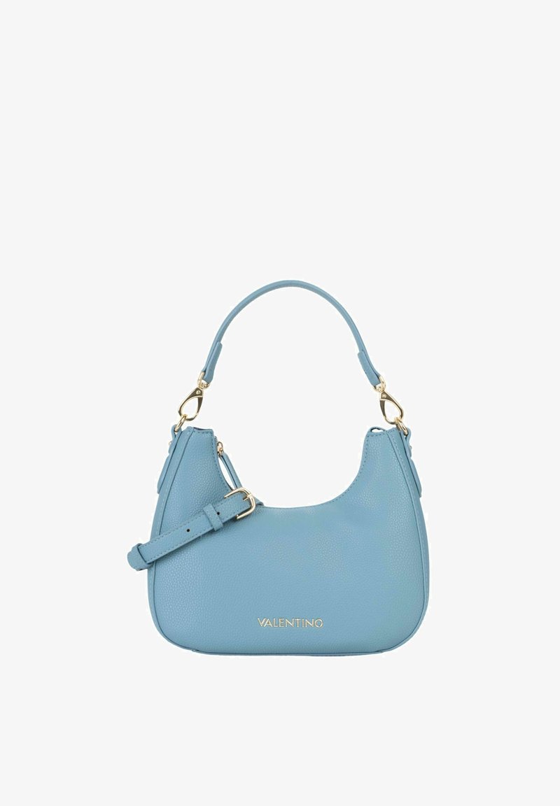 Sac à bandoulière en cuir bleu clair avec une forme incurvée, des éléments en métal doré et une sangle ajustable. Logo embossé : "VALENTINO."