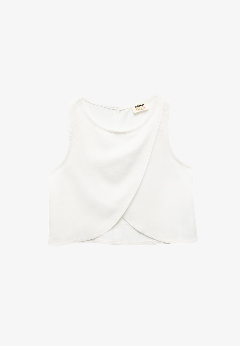 Hvid ærmeløs top med en indviklet design, lavet af blødt stof. Har en rund halsudskæring og en lille åbning i ryggen med en knap.
