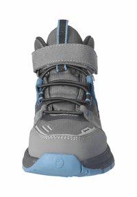 Scarpa sportiva grigia con accenti blu; presenta un design robusto, superiore testurizzato, cinturino regolabile e suola in gomma a contrasto.