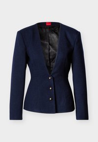 Μπλε σκούρο υφασμάτινο σακάκι με μακριά μανίκια, βαθύ V-λαιμόκοψη και τρία χρυσά κουμπιά. Εσωτερικά επενδυμένο με μαύρο ύφασμα με γεωμετρικό σχέδιο.