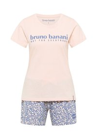 Ljusrosa bomullströja med blå text, i kombination med shorts med ett blått och krämfärgat bälte mönster och en märkesetikett.