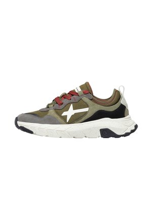 Niskie sneakersy w kolorze oliwkowej zieleni, szarości, czerni i bieli z grubą fakturowaną podeszwą, czerwonymi sznurówkami i białym logo w kształcie gwiazdy po boku.