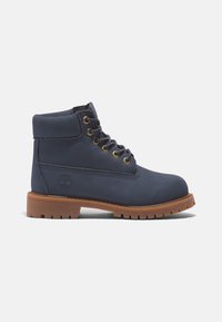 Stivale da lavoro alla caviglia in pelle blu navy con suola in gomma marrone, colletto imbottito, occhielli in metallo, lacci e logo impresso di lato.