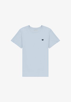 Helles blaues Baumwoll-T-Shirt mit kurzen Ärmeln, rundem Ausschnitt und einem kleinen dunklen Logo auf der linken Brustseite. Glatte Textur, lässige Passform.