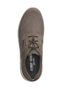 Hnědá kožená bota s kulatou špičkou, prošívané detaily podél okrajů, design na šněrování a polstrovaná stélka s logem.