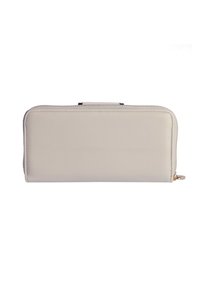 Cartera de cuero beige con cierre de cremallera, forma rectangular, textura suave y acento en hardware dorado en el tirador de la cremallera.