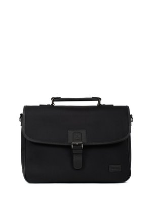 Serviette rectangulaire noire avec rabat, fermeture à boucle, poignée supérieure et tissu subtilement texturé.