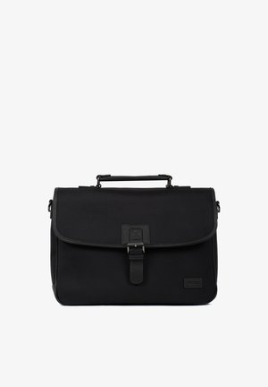 Serviette rectangulaire noire avec rabat, fermeture à boucle, poignée supérieure et tissu subtilement texturé.