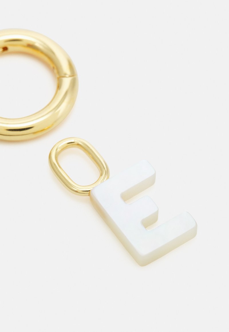 Damen Schmuck | Maria Black LUCID LETTER HUGGIE E Ohrringe gold-coloured/goldfarben - MA60405 Damen Schmuck | Maria Black LUCID LETTER HUGGIE E Ohrringe gold-coloured/goldfarben - MA60405