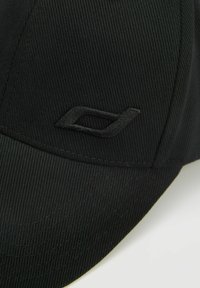 Czarna czapka baseballowa wykonana z teksturowanej tkaniny, z zakrzywionym daszkiem i subtelnym haftowanym logo z przodu.