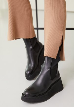 Stivali con plateau - black